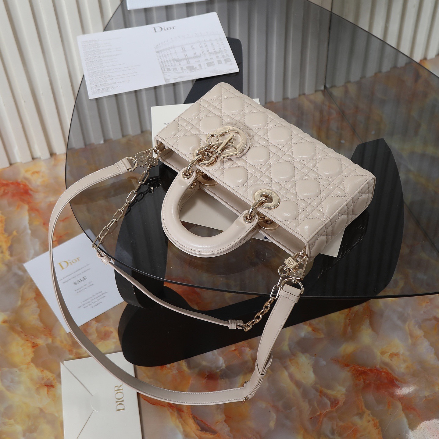 D-joy  原廠級別 

中號尺寸 米色現貨‼️

全新D-joy強勢回歸，最新中號✔️大爆款的節奏🔥，包包自帶兩條肩帶，多種背法🙋🏻‍♀️，上身又美又颯，經典的菱格設計🥅，搭配柔軟的綿羊皮優雅又時尚🌿

size：26-6-14cm
