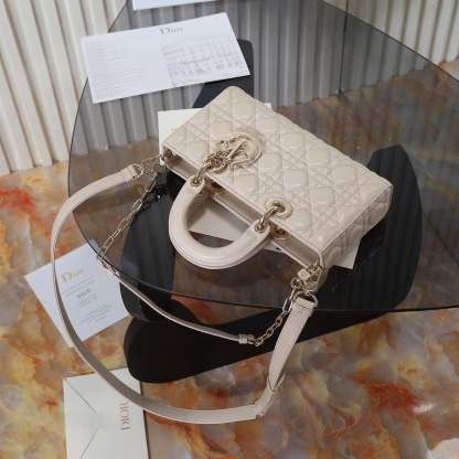 D-joy  原廠級別 

中號尺寸 米色現貨‼️

全新D-joy強勢回歸，最新中號✔️大爆款的節奏🔥，包包自帶兩條肩帶，多種背法🙋🏻‍♀️，上身又美又颯，經典的菱格設計🥅，搭配柔軟的綿羊皮優雅又時尚🌿

size：26-6-14cm
