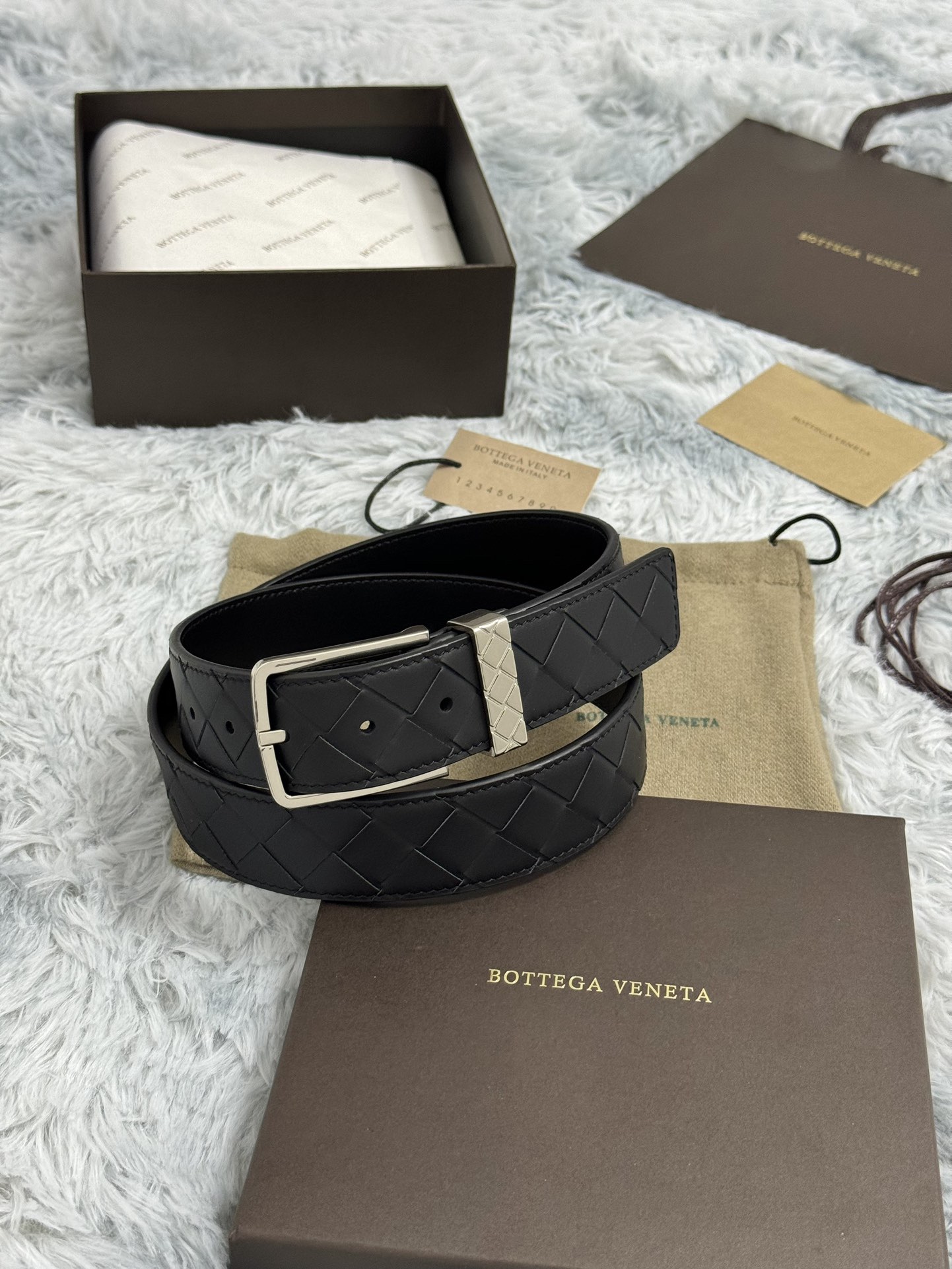 BOTTEGA VENETA   3.5cm   
手工編織牛皮經典之作
每個細節都體現出至高的品味和格調
整體造型增添優雅韻味  
低調奢華的典範
優雅迷人氣息
精緻的手工藝製作。