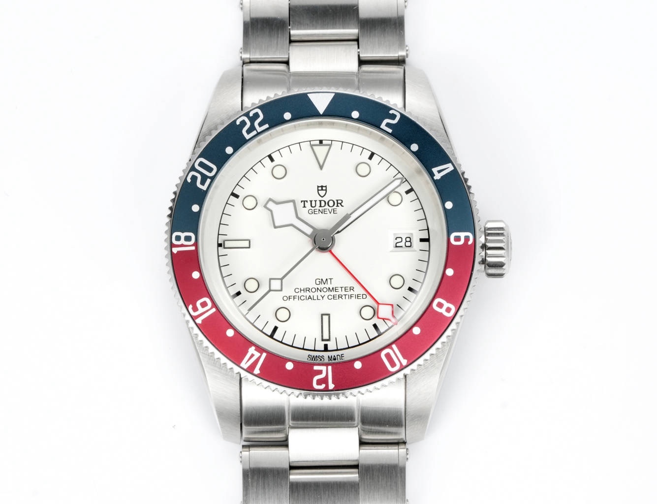 帝舵碧灣系列之格林尼治型腕表。以傳統設計融合格林尼治“可樂圈”經典，成就此復古運動的腕上佳品。
 1：完美還原41mm直徑的啞光拉絲外殼，斜邊經由拋光潤飾，不刮手，極致實現原版硬朗流暢的線條。可雙向旋轉的“紅藍可樂圈”採用陽極氧化鋁所制（材質對應原版）！
2：鏡面採用藍寶石水晶玻璃，還原正品復古懷舊的鍋蓋造型
3：此次升級錶帶表扣，微拉扣設計，同步原裝的“鉚釘”不鏽鋼錶帶，打磨精細，採用實心鏈節，兩側鏈節以鉚釘頭連接，呈現獨特的階梯形結構，錶帶邊緣及表扣圓潤不鋒利，佩戴便捷，上手舒適
