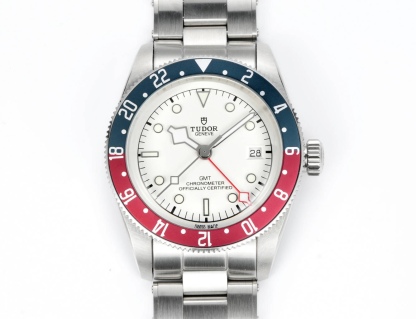 帝舵碧灣系列之格林尼治型腕表。以傳統設計融合格林尼治“可樂圈”經典，成就此復古運動的腕上佳品。
 1：完美還原41mm直徑的啞光拉絲外殼，斜邊經由拋光潤飾，不刮手，極致實現原版硬朗流暢的線條。可雙向旋轉的“紅藍可樂圈”採用陽極氧化鋁所制（材質對應原版）！
2：鏡面採用藍寶石水晶玻璃，還原正品復古懷舊的鍋蓋造型
3：此次升級錶帶表扣，微拉扣設計，同步原裝的“鉚釘”不鏽鋼錶帶，打磨精細，採用實心鏈節，兩側鏈節以鉚釘頭連接，呈現獨特的階梯形結構，錶帶邊緣及表扣圓潤不鋒利，佩戴便捷，上手舒適
