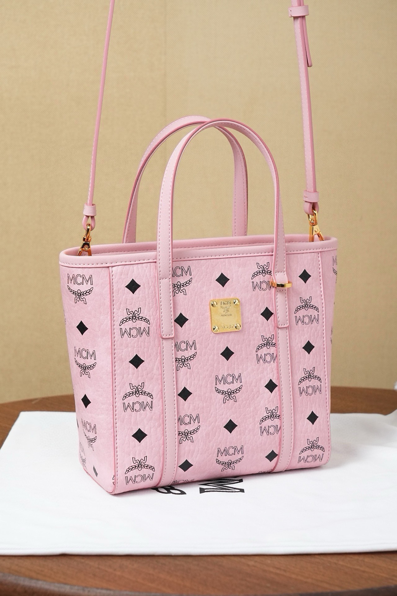 𝗠𝗖𝗠 𝗧𝗼𝗻𝗶 𝗩𝗶𝘀𝗲𝘁𝗼𝘀 𝗠𝗶𝗻𝗶
🆕桃花粉購物袋菜籃子

·Cp獨家®️桃花粉老花滿印
🉑️單肩🉑️斜挎 官網同步在售新版！
超級經典的菜籃子！搭配、日常、功能性、性價比都是決絕子！非常好的一款包。傳承經典設計 多種背法選擇 簡單大氣 實用性非常高。

型號：MWPFSMT06PZ
尺寸：19*9.5*18.5cm
肩帶：98-114cm/可拆卸
把手：垂長10cm
顏色：桃花粉