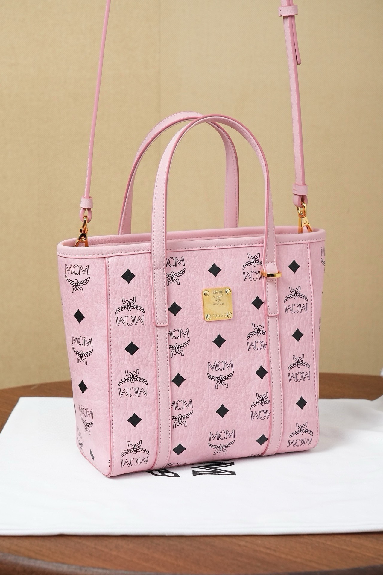 𝗠𝗖𝗠 𝗧𝗼𝗻𝗶 𝗩𝗶𝘀𝗲𝘁𝗼𝘀 𝗠𝗶𝗻𝗶
🆕桃花粉購物袋菜籃子

·Cp獨家®️桃花粉老花滿印
🉑️單肩🉑️斜挎 官網同步在售新版！
超級經典的菜籃子！搭配、日常、功能性、性價比都是決絕子！非常好的一款包。傳承經典設計 多種背法選擇 簡單大氣 實用性非常高。

型號：MWPFSMT06PZ
尺寸：19*9.5*18.5cm
肩帶：98-114cm/可拆卸
把手：垂長10cm
顏色：桃花粉