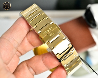 原單品質 天梭（TISSOT）PRX系列  T137.410.11.031.00 復古時尚 商務男士石英腕表火爆登場  ❤️❤️
憑借disco 風格設計 此系列腕表打破了復古與潮流的界限，將上世紀70年代情懷融於現代時尚，重塑時代經典魅力，時刻驚艷在線。秉持創新源於傳統的品牌理念，為其配了酒桶型表殼，配備了“一體式精鋼錶鏈”（融錶鏈，表耳，表殼於一體）。方寸之間卻有匠心獨運，天梭攜手復刻經典力作，呈現1911年腕表造型設計，這一刻，著古潮今。搭載瑞士石英機芯，藍寶石玻璃，316瑞士鋼，100米深度防