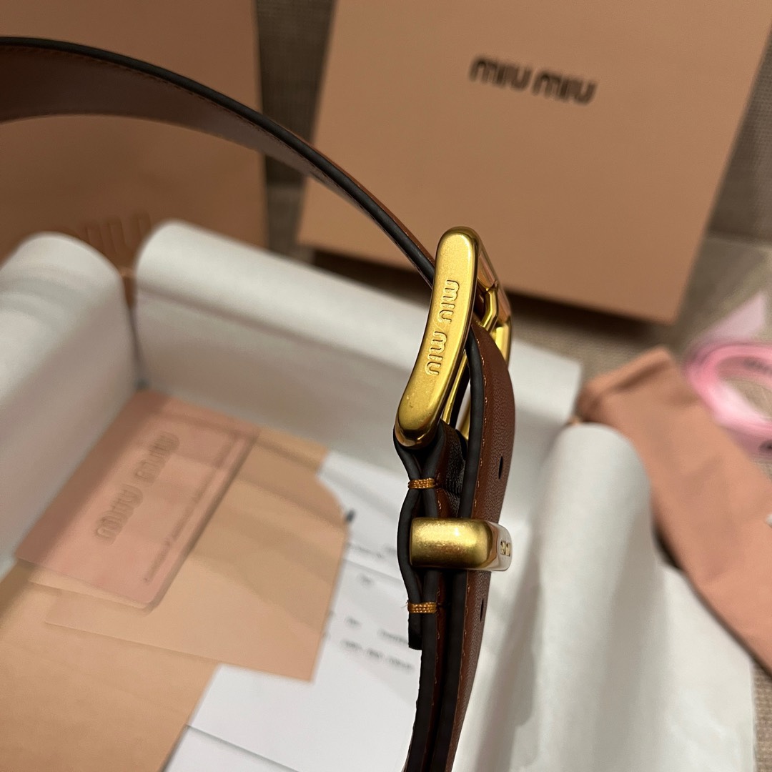 MiuMiu 今年大爆款上新‼️‼️
這就是野性與可愛結合的反差美！
關但寬度粗 腰頭大 有一種野性與可愛結合的反差美～
炎名系上有甜酷甜酷的氛圍感喔#
寬度 ：3.5cm