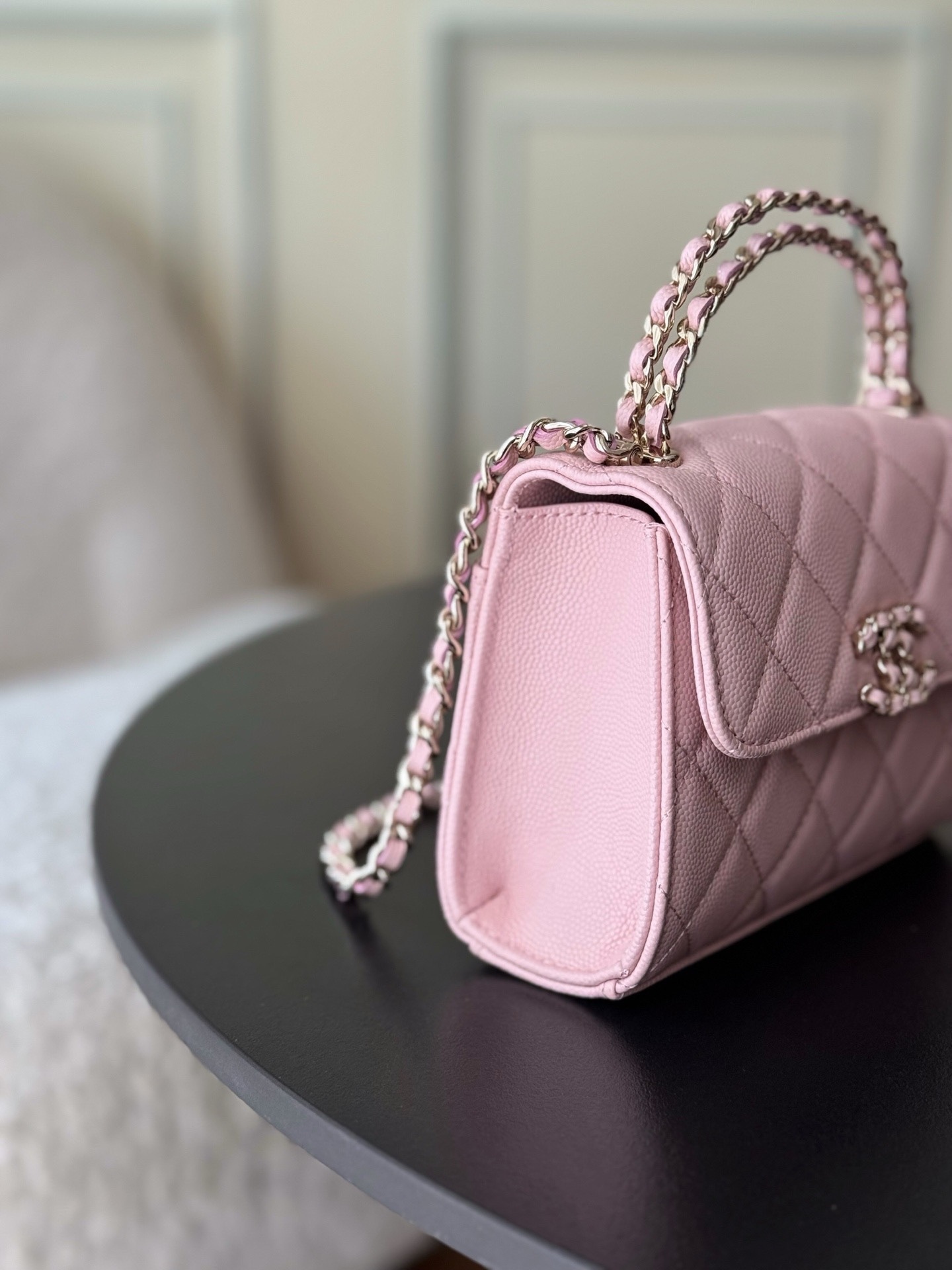 Chanel 25S 新款本季 最火的小球牛皮Kelly 手柄包
這顆絕對是黑馬
第一眼看到就深深愛上💕
顏值不必說 直接閉眼入不會錯
很好打理 也是百搭型
實現了單背斜挎腋下背手拎的效果📷
簡直就是福音〰️
很精緻 值得珍藏🔝

五金：全鋼18K淺金
皮料：獨家Haas小牛皮
尺寸：𝟏𝟒.𝟓*𝟏𝟏.𝟓*𝟓.𝟓 𝚌𝚖
型號：AS3237