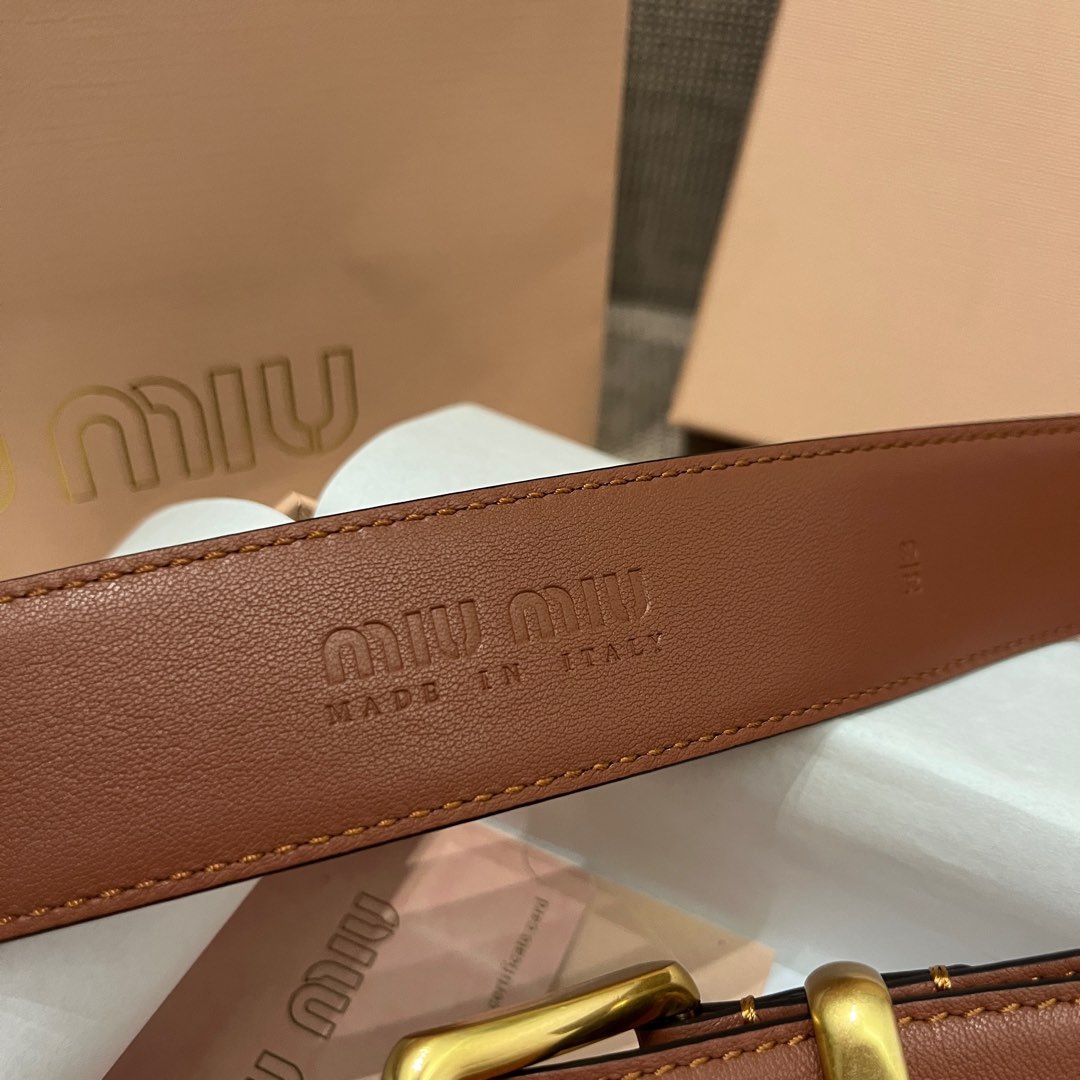 MiuMiu 今年大爆款上新‼️‼️
這就是野性與可愛結合的反差美！
關但寬度粗 腰頭大 有一種野性與可愛結合的反差美～
炎名系上有甜酷甜酷的氛圍感喔#
寬度 ：3.5cm