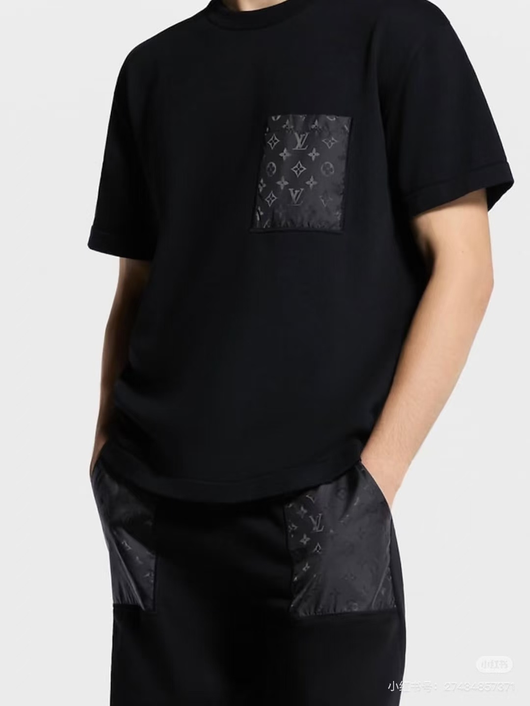 LOUIS VUITTON/路易威登LV  暗紋老花口袋短袖T恤  
面料採用300克重雙紗面料，定制32支1*1螺紋，成衣兩遍水洗處，面料舒適親膚無異感，定制定染面料， 紡織密度高，垂感佳，不易變形，厚織感加上緊密紡紗工藝，不會影響面料的透氣性，成色的飽和度很高，進口數碼直噴印花工藝，百搭好看的一款短袖，寬松版型遮肉顯瘦不挑人
M1 Size: XS-L