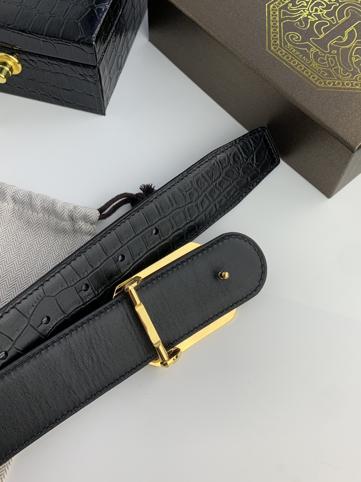 【史蒂芬】原版鰐魚紋牛皮腰帶，搭配新款不鏽鋼鷹頭扣，寬度3.8cm，雙面可用，無夾層，長度不可調節，需要選擇合適的尺碼。具有獨特吸引力！