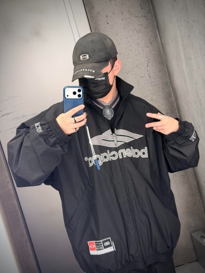 🔝Balenciaga 巴黎世家 26SS 3M徽章衝鋒衣夾克外套
Football系列夾克 黑色主調+灰色Logo刺繡 緞面材質自帶光澤 oversize版型超顯瘦 立領設計利落有型 袖口和下擺細節豐富 左下角“88”數字+品牌元素 辨識度超高 日常街頭、暗黑風都能輕鬆駕馭 搭配同系列衛衣或褲子 酷感造型輕鬆get
尺碼：XS-L