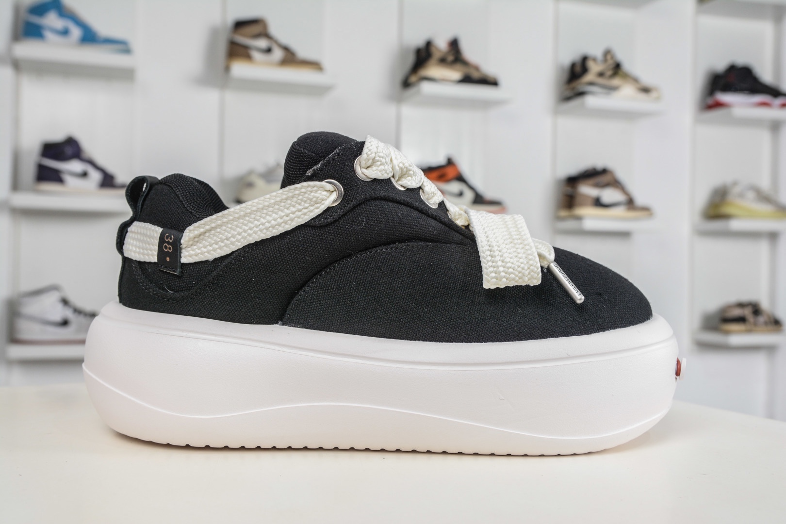 𝐒𝐦𝐢𝐥𝐞𝐫𝐞𝐩𝐮𝐛𝐥𝐢𝐜 SMI 開口笑麵包鞋系列 軟fufu的帆布鞋面透氣不悶腳，暴走一天也不累。5cm的雲朵厚底，悄悄拉長腿部線條，小個子秒變九頭身比例，視覺增高又完全不笨重。
尺碼：35 36 37 38 39 40 41 42 43 44