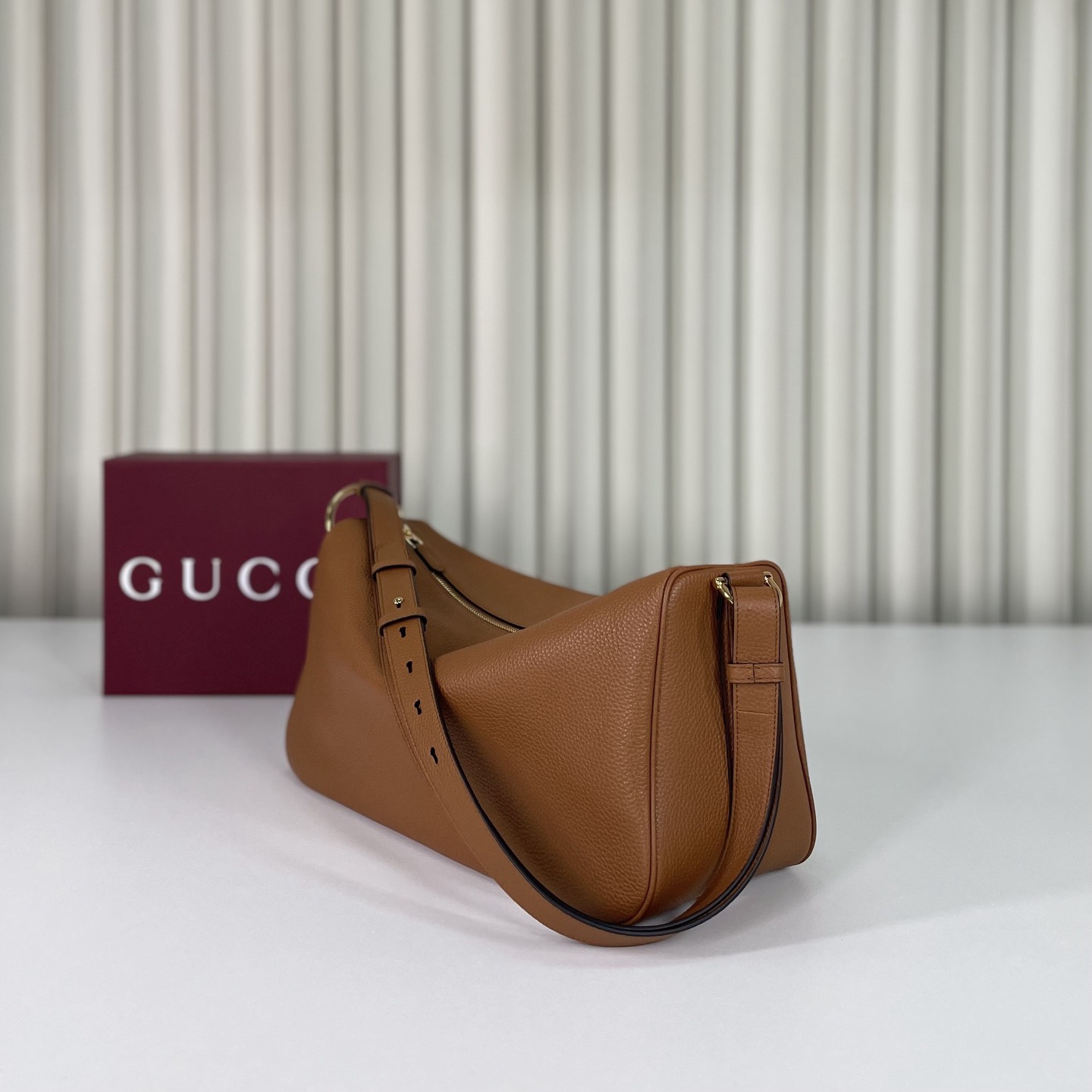 Gucci Half Horsebit系列大號肩背包，煥新呈現，以現代風格煥新演繹品牌最具標誌性的元素之一。該系列巧妙融蘊休閒廓形與標誌性的半馬銜扣配件，這也是其名稱的由來。內部：一個開口袋，可調節牛皮革肩帶，款號862530  尺寸38X20X15