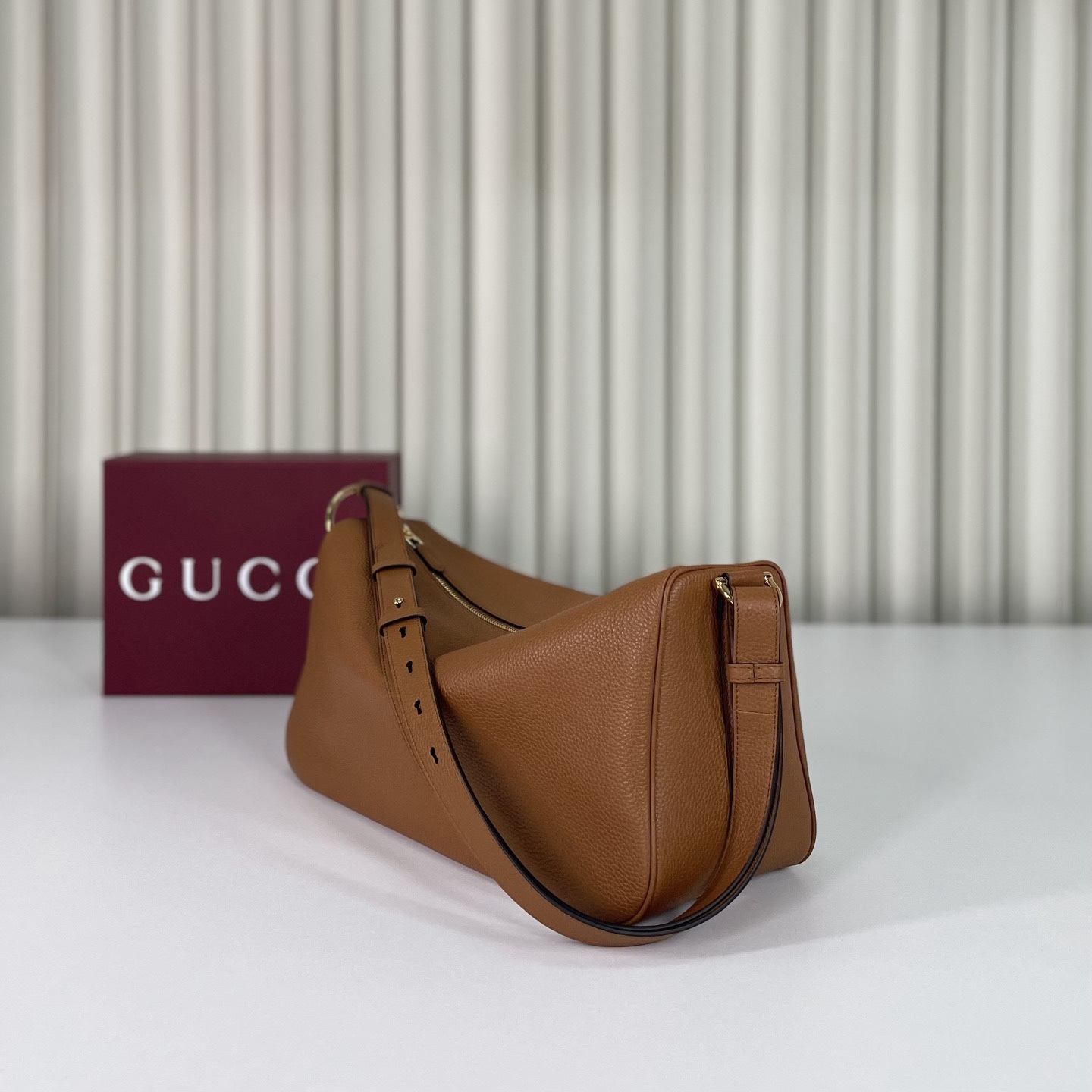 Gucci Half Horsebit系列大號肩背包，煥新呈現，以現代風格煥新演繹品牌最具標誌性的元素之一。該系列巧妙融蘊休閒廓形與標誌性的半馬銜扣配件，這也是其名稱的由來。內部：一個開口袋，可調節牛皮革肩帶，款號862530  尺寸38X20X15