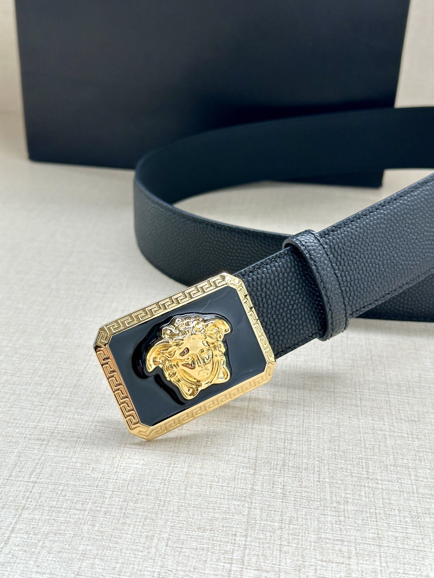 寬度4.0cm VERSACE （範思哲）此款柔軟的皮帶飾3D美杜莎腰帶扣，可搭配正裝或休閒牛仔裝。