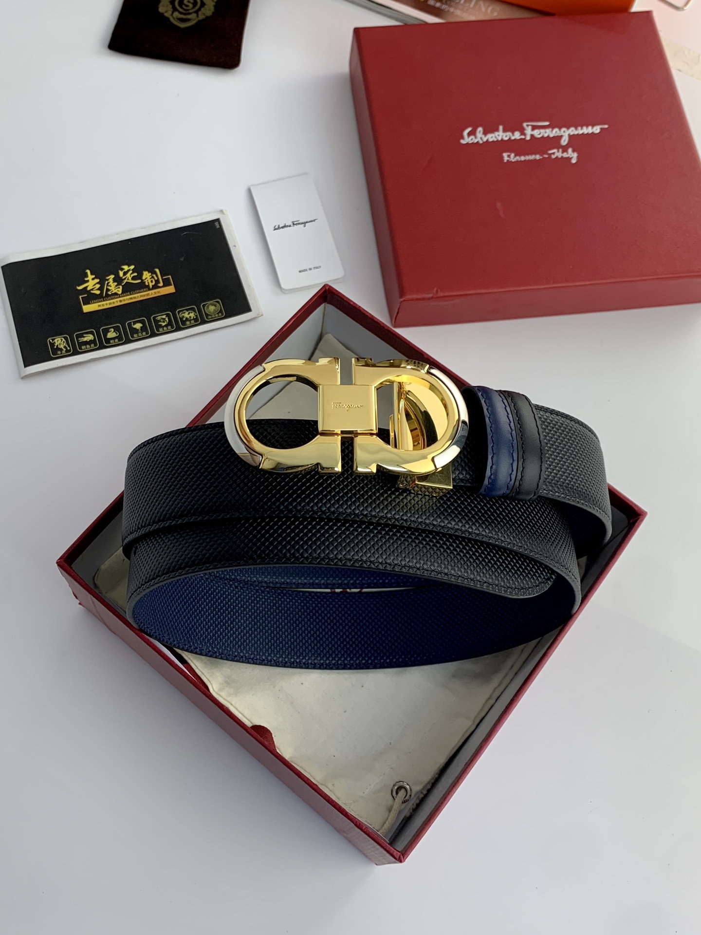 〖F家〗這款皮帶採用雙面小牛皮，搭配新款純銅扣，打造高雅考究的造型。寬3.5cm，長度可調節，達到量身定制般的修身效果。