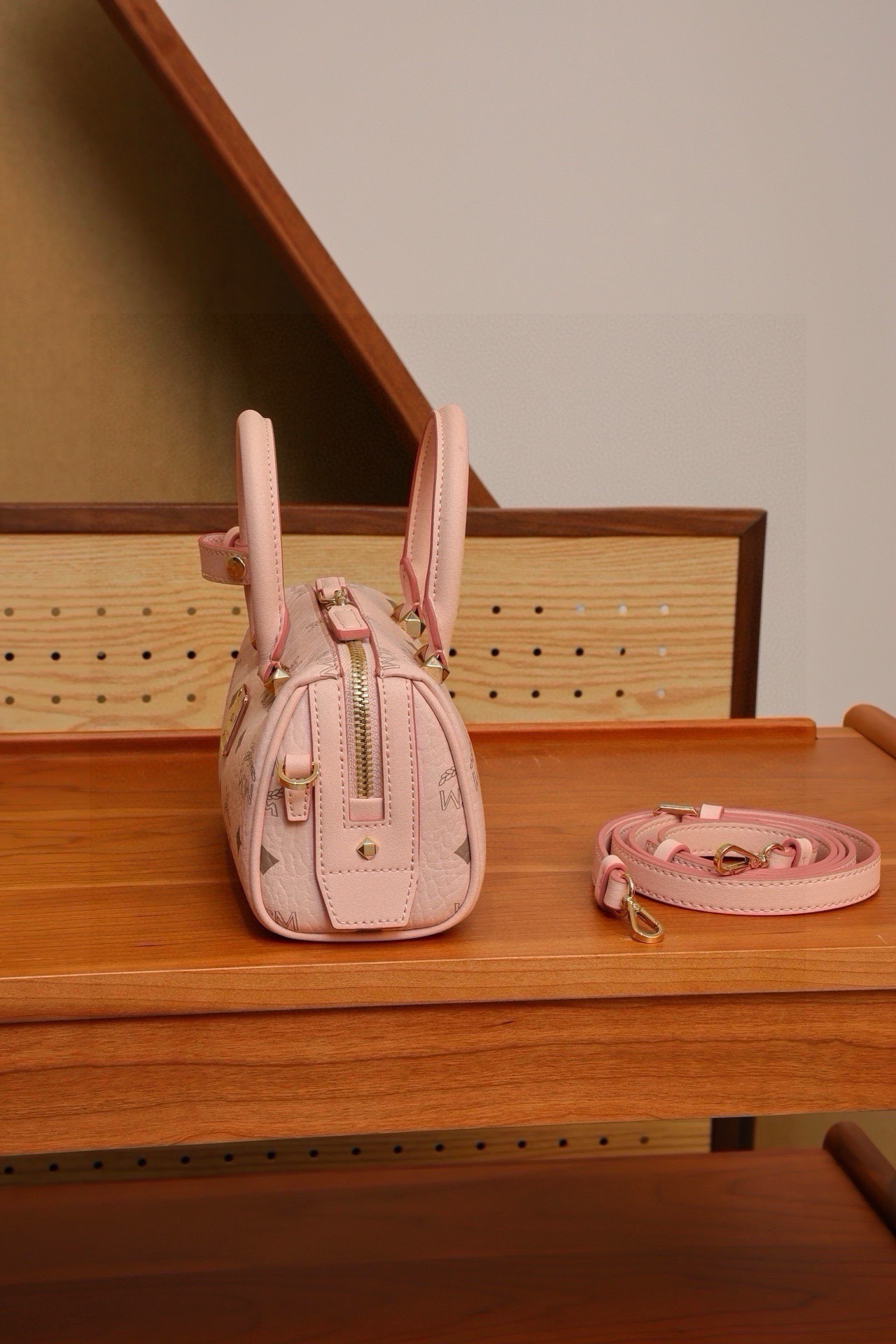 𝗠𝗖𝗠 𝗔𝗿𝗲𝗻 𝗘𝗦𝗦𝗘𝗡𝗧𝗜𝗔𝗟
霧霾粉𝗠𝗶𝗻𝗶#波士頓枕頭包

·Cp獨家®️老花滿印
🉑️單肩🉑️斜挎🉑️手擰
這款mini波士頓包對經典風格進行了全新演繹，採用淡粉色設計，是一款誕生於慕尼黑黃金時代的高端旅行包袋。經典Visetos材料製成，表達了向MCM根植於旅行理念的致敬。其外型讓人聯想起週末旅行包，採用乾淨利落的線條設計，並配有方便開啓的加長拉鍊。做工精細，一絲不苟，頂部提手由手工進行纏繞、針縫和邊緣上漆。
