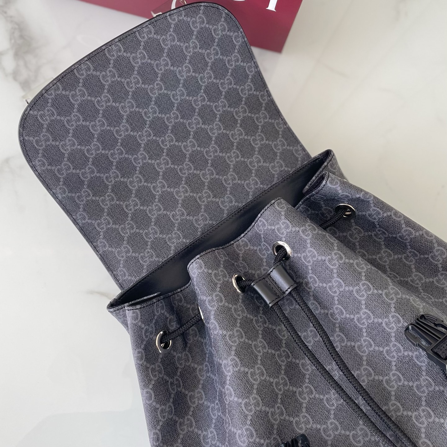 GG黑色大號背包
經典GG Supreme帆布以質地柔軟且富有延展性而著稱，是品牌歷經歲月洗禮卻從未褪色的經典面料之一。該面料以超細纖維塗層織物打造，以全黑色匠心呈現，賦予這款背包以別緻魅力。同色調皮革滾邊令整個廓形愈發豐滿，典藏條紋織帶則為整個設計注入一抹亮色
款號792080克，尺寸46X35X12