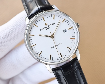 
TW 最新熱門款🔥】江詩.丹頓🆕Vacheron constantin 經典之美品鑒江詩.丹頓傳承系列腕表！
1⃣️團隊歷時9個月精心設計，敢為人先，力求完美，突破多層技術瓶頸💪
2️⃣ 市場獨家最新鍋蓋玻璃材質，超強的3D立體感，超薄工藝，超強夜光，直徑42mm👏
3️⃣款式採用原裝9015®機芯，每小時振頻28800次，零返修®質量✅
4⃣️ 錶盤上採用經典獨家內影，更顯示出這款腕表的華貴氣質🕶
5⃣️ 款式搭配意大利牛皮讓手腕更貼合舒適
   🔥頂級出品 精品不斷🔥