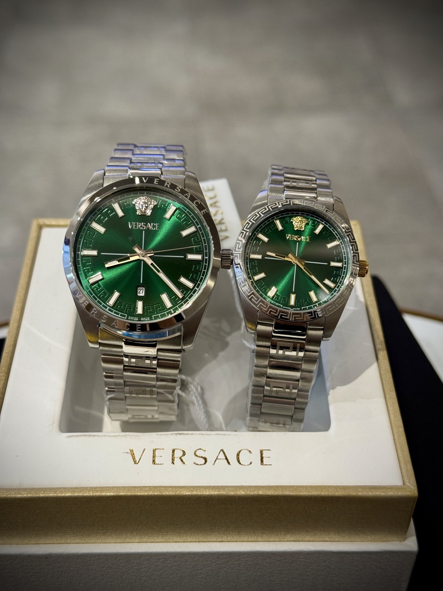 Versace範思哲石英手錶，VERSACE MILLENYIUM  LADY系列，採用希臘回紋元素錶盤，12時位飾有美杜莎頭像展現範思哲經典圖案魅力，錶鏈印刻希臘回紋搭配雙按蝴蝶扣設計，兼具時尚與舒適，錶盤男款40mm 女款32mm 30米生活防水，進口石英機芯

立即搶購👉