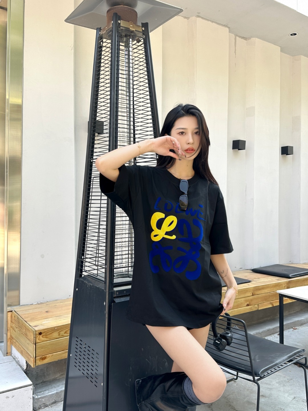 Loewe/羅意威 25ss 塗鴉彩繪植絨印花短袖T恤
260g棉質布料40支雙紗面料，無蝕塵‬毛藝工‬處布理‬面，紡織密度高，垂感佳，不易變形。
厚織感加上緊密紡紗工藝，不會影響Tee的透氣性，成色的飽和度很高
胸前撞色塗鴉彩繪植絨印花工藝
版型上身效果好，百搭好看的一款T恤，寬松版型遮肉顯瘦不挑人
顏色: 白色，黑色
S Size：S-XL