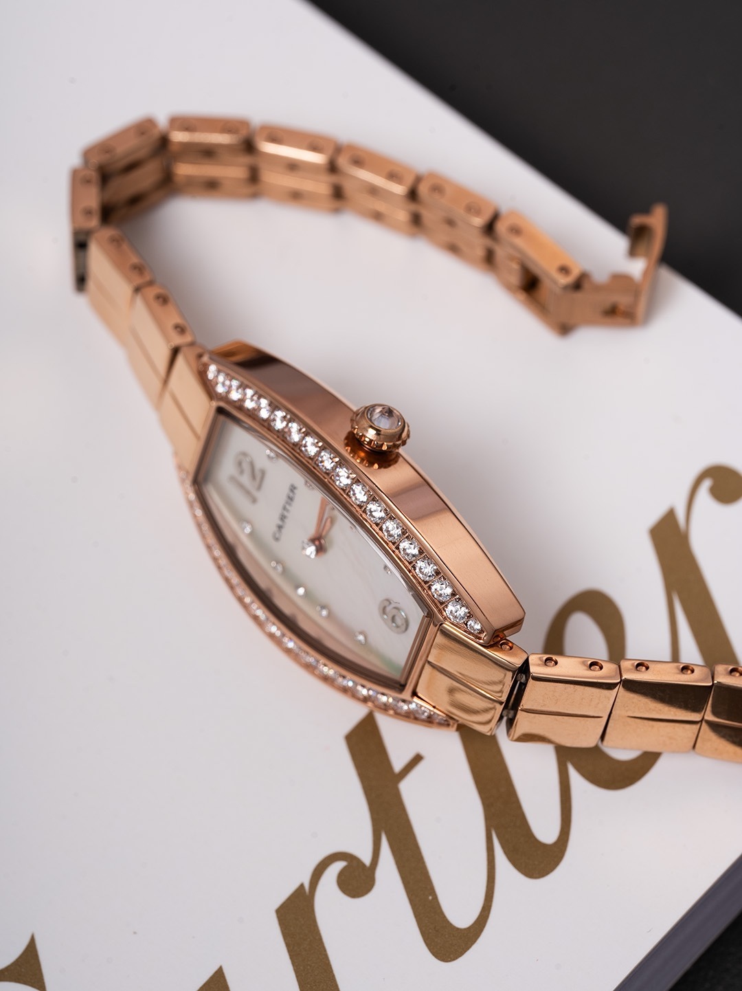 全面升級版到貨，金銀同價🔺卡地亞🔻Cartier酒桶奢華腕表,引領風格,超越時代,設計與精湛的非凡工藝,倍受各界潮流高貴的青睞,該腕表採用手鍊以及腕表兩種不同藝術風格完美融合！盡顯柔美優雅魅力，成為卡地亞典範之作！迷你表款，升級精裝C1Ct163進口瑞士石英機芯。精鋼表殼和錶鏈。表冠鑲嵌一顆白色合成尖晶石。鍍銀錶盤，劍形藍鋼指針！尺寸：23mmX30mm，升級內容如下，機芯精簡版C1Ct163正式面世