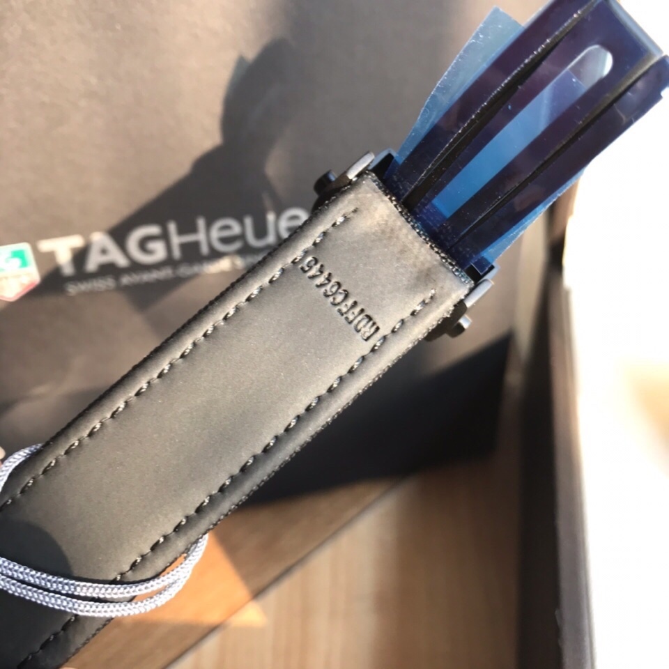 新款泰格豪雅碳纖維到貨！年終巨獻！結合碳元素、鈦元素、隕石元素三大元素為主題，以黑色為主色調，再以藍色、黃色、玫瑰金於黑色中亮起，鮮活明亮！表殼與表扣為主的鈦合金材料，表面則是整表的靈魂所在！此表面為原裝原版表面！！（以放大鏡側面視覺效果為準！）多層印刷複製出隕石佈局的效果！圈口以碳纖維材料與鈦合金的結合，尼龍材料和頭層牛皮、硅膠結合，用藍色、黃色、黑色線配合手錶對應的顏色！～41mm表徑，全新全套出！