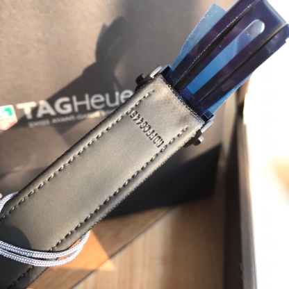 新款泰格豪雅碳纖維到貨！年終巨獻！結合碳元素、鈦元素、隕石元素三大元素為主題，以黑色為主色調，再以藍色、黃色、玫瑰金於黑色中亮起，鮮活明亮！表殼與表扣為主的鈦合金材料，表面則是整表的靈魂所在！此表面為原裝原版表面！！（以放大鏡側面視覺效果為準！）多層印刷複製出隕石佈局的效果！圈口以碳纖維材料與鈦合金的結合，尼龍材料和頭層牛皮、硅膠結合，用藍色、黃色、黑色線配合手錶對應的顏色！～41mm表徑，全新全套出！