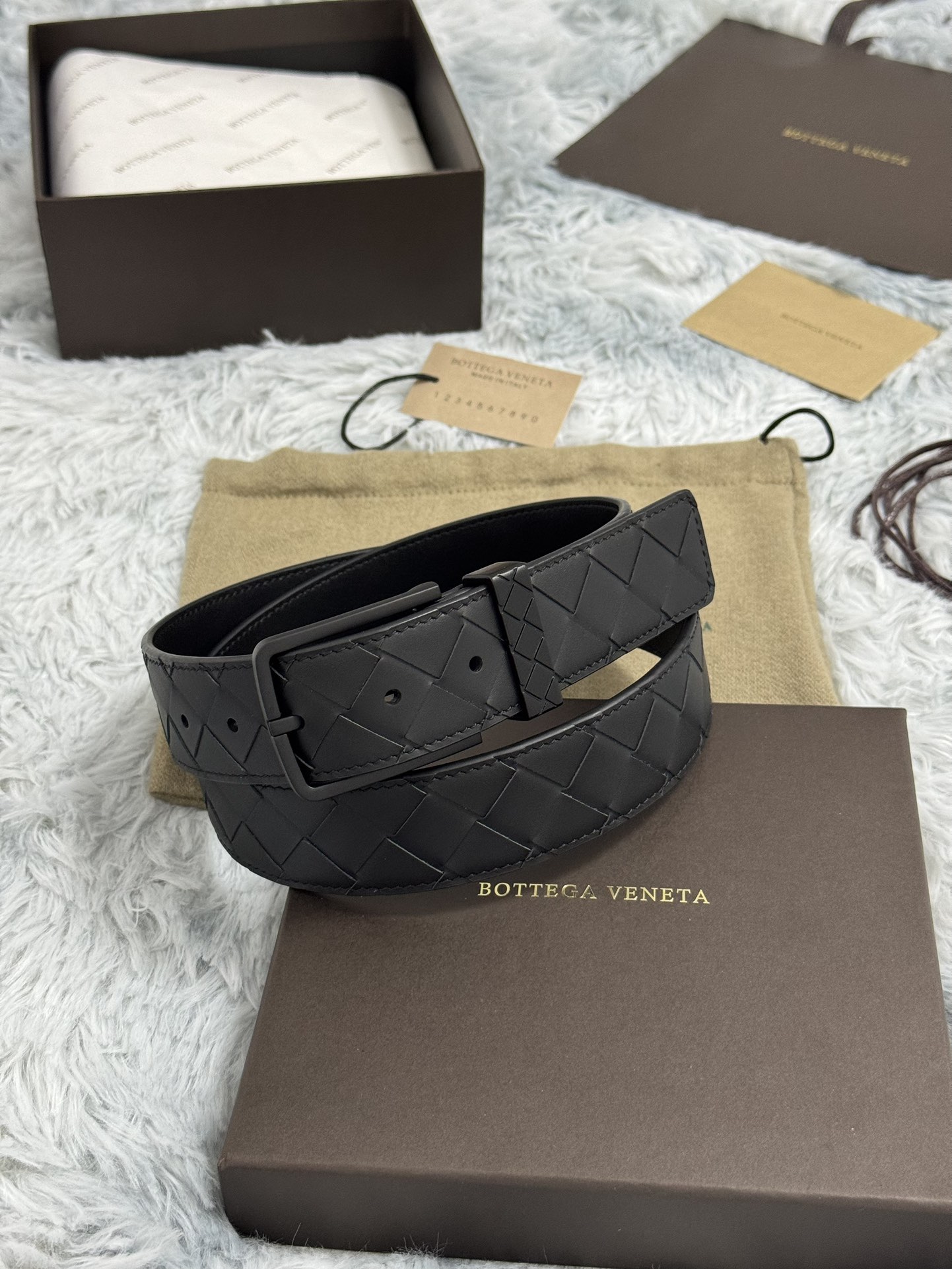 BOTTEGA VENETA   3.5cm   
手工編織牛皮經典之作
每個細節都體現出至高的品味和格調
整體造型增添優雅韻味  
低調奢華的典範
優雅迷人氣息
精緻的手工藝製作。