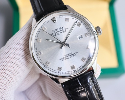 新品特推🔥🔥勞力士ROLEX（實拍圖）商務系列，全表採用316L精鋼，高檔大氣！316L精鋼打造完美多邊形弧度表殼！搭配進口藍寶石玻璃，意大利防水皮帶，原裝針扣！！！搭載原裝進口全自動機械機芯（零返修） ，直徑尺寸40mm 深度防水。 產品實物光澤手感更佳精湛  字盤刻度栩栩如生  殼套工藝都是宗師級別輕身檢驗 加上新時代機器高技鍛造  上手震撼尊貴非凡🔥AD出品 精品不斷🔥