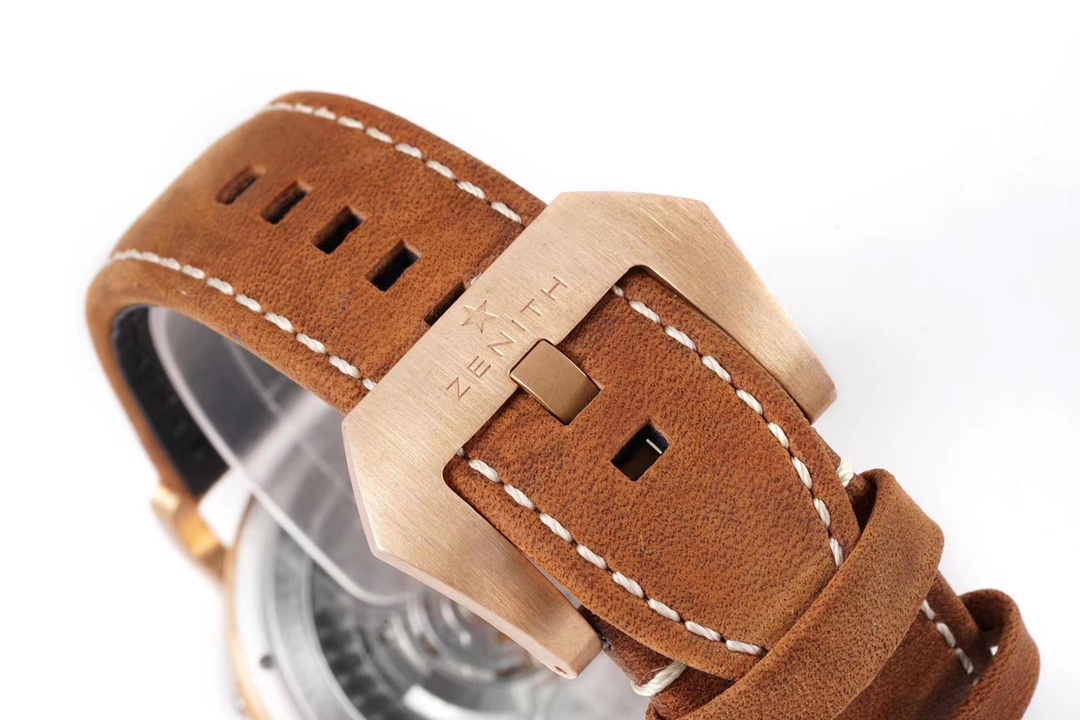 SⅤ又添新作真利時飛行員系列2019年度新款 好萊塢大片青銅騎士殺到！！！真力時是胡歌和靳東等“老幹部”們十分喜歡佩戴的腕表品牌之一，這款青銅材質的腕表散髮著一身正氣，本身就是腕表界的“老幹部”，戴上它足以從外在增添內涵。腕表45毫米的表殼由青銅打造，表鏡採用弧形雙面防眩處理藍寶石水晶，淺變綠色錶盤上粗體阿拉伯數字時標和鍍金琢面的指針上都覆有SuperLuminova SLN C3超級夜光物料，夜間仍可清晰讀取時間，SV 真力時飛行員系列，實現你的大飛夢