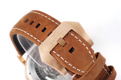 SⅤ又添新作真利時飛行員系列2019年度新款 好萊塢大片青銅騎士殺到！！！真力時是胡歌和靳東等“老幹部”們十分喜歡佩戴的腕表品牌之一，這款青銅材質的腕表散髮著一身正氣，本身就是腕表界的“老幹部”，戴上它足以從外在增添內涵。腕表45毫米的表殼由青銅打造，表鏡採用弧形雙面防眩處理藍寶石水晶，淺變綠色錶盤上粗體阿拉伯數字時標和鍍金琢面的指針上都覆有SuperLuminova SLN C3超級夜光物料，夜間仍可清晰讀取時間，SV 真力時飛行員系列，實現你的大飛夢