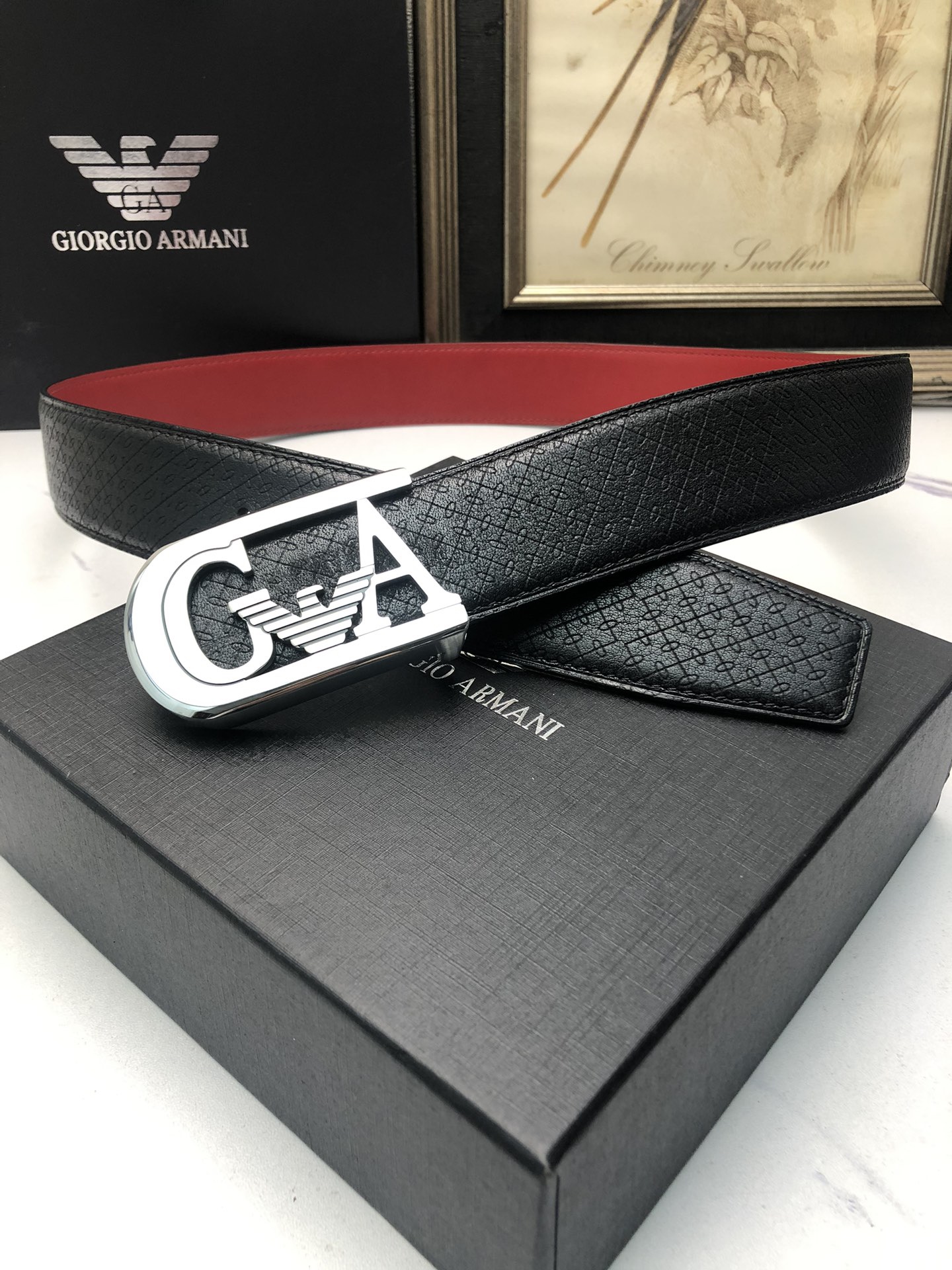 阿曼妮：原單頭層小牛皮燙印花紋，內襯平紋牛皮底，營造織紋外觀。飾以標誌原單扣。專櫃寬度4.0