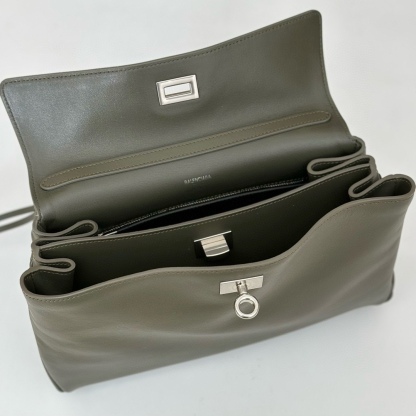 巴黎世家𝗕𝗮𝗹𝗲𝗻𝗰𝗶𝗮𝗴𝗮 💚💚出貨了！
款號：789779
尺寸：28.9×20×9.9cm