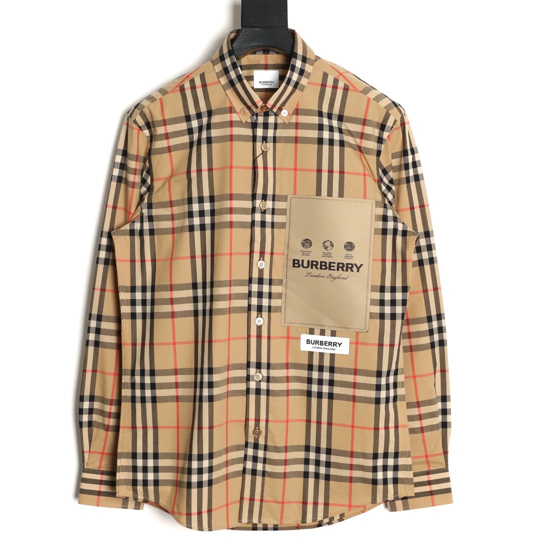 Burberry/巴寶莉 標籤貼布格紋棉質長袖襯衫
第一時間打版。面料為定制俯綢，上身絲滑透氣。紅外線定位裁剪，
定制貝殼頭扣，領子袖口復合硬襯，暴力水洗不會變形。
埋夾包縫工藝，保持版型不變形。國內頂級襯衫代工廠出貨，
前短後長 剪裁大膽突破常規，
完美還原Zp每個細節，商務休閒皆可搭配，人手幾件絕不為過。
裝飾品牌典藏 復古大格紋，BUR粉絲的衣櫥珍藏款式,尤其是對於忠實的BUR粉來說，
此款更是絕對不能錯過的珍寶級別產物！
S Size:S-XL