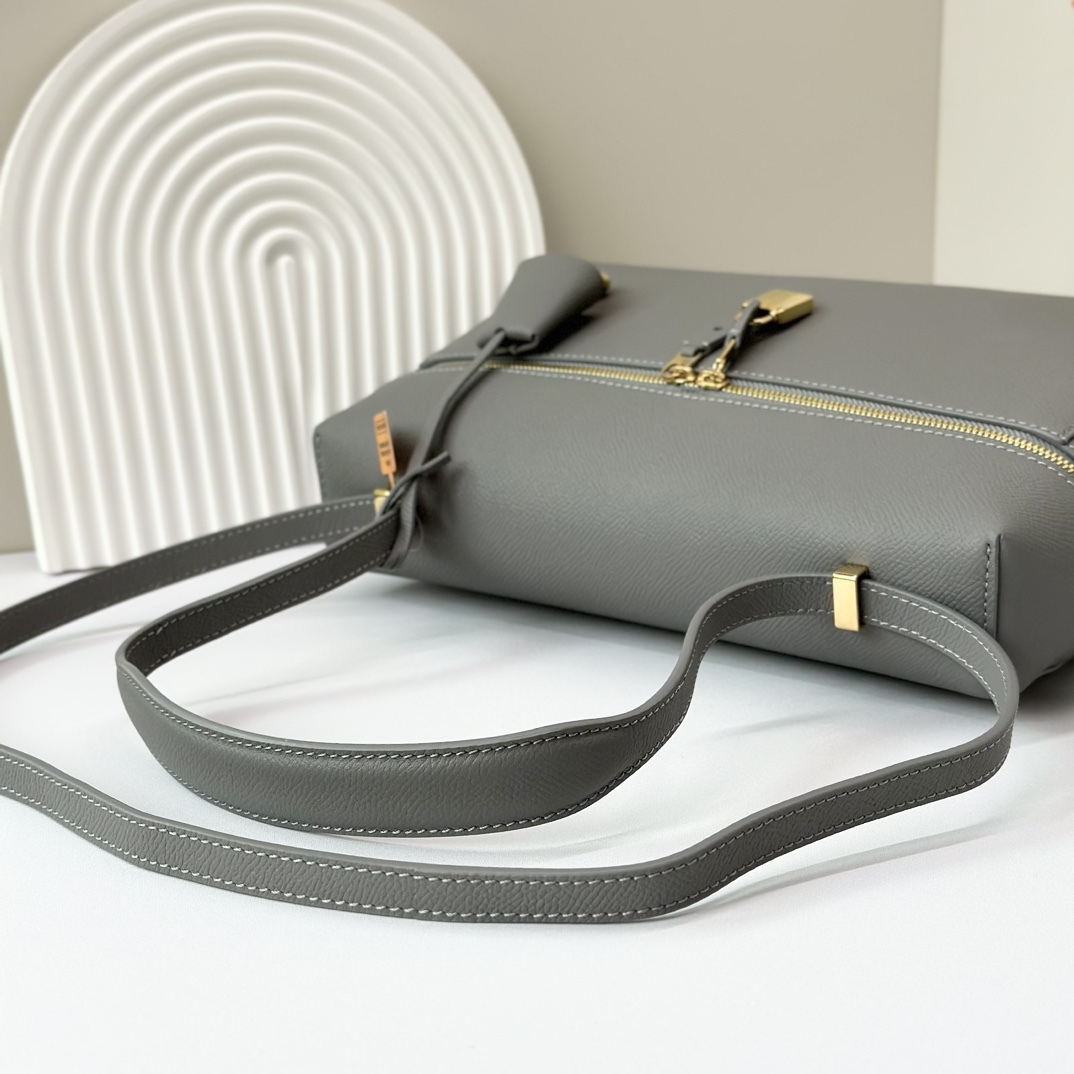 𝓛𝓸𝓻𝓸 𝓟𝓲𝓪𝓷𝓪 諾悠翩雅
𝑬𝒙𝒕𝒓𝒂 𝑩𝒂𝒈 𝑳𝟐𝟕 
寬開口加大容量斜挎包，包型設計更立體更有型，包身採用進口原廠小牛皮，手感柔軟而獨特，包包內部結構多了內袋。雙向加長拉鍊開合，配有My Charms金色金屬掛飾（LP特級純鋼五金配件）
size：27*16*10釐米
配全套專櫃禮盒包裝🎁