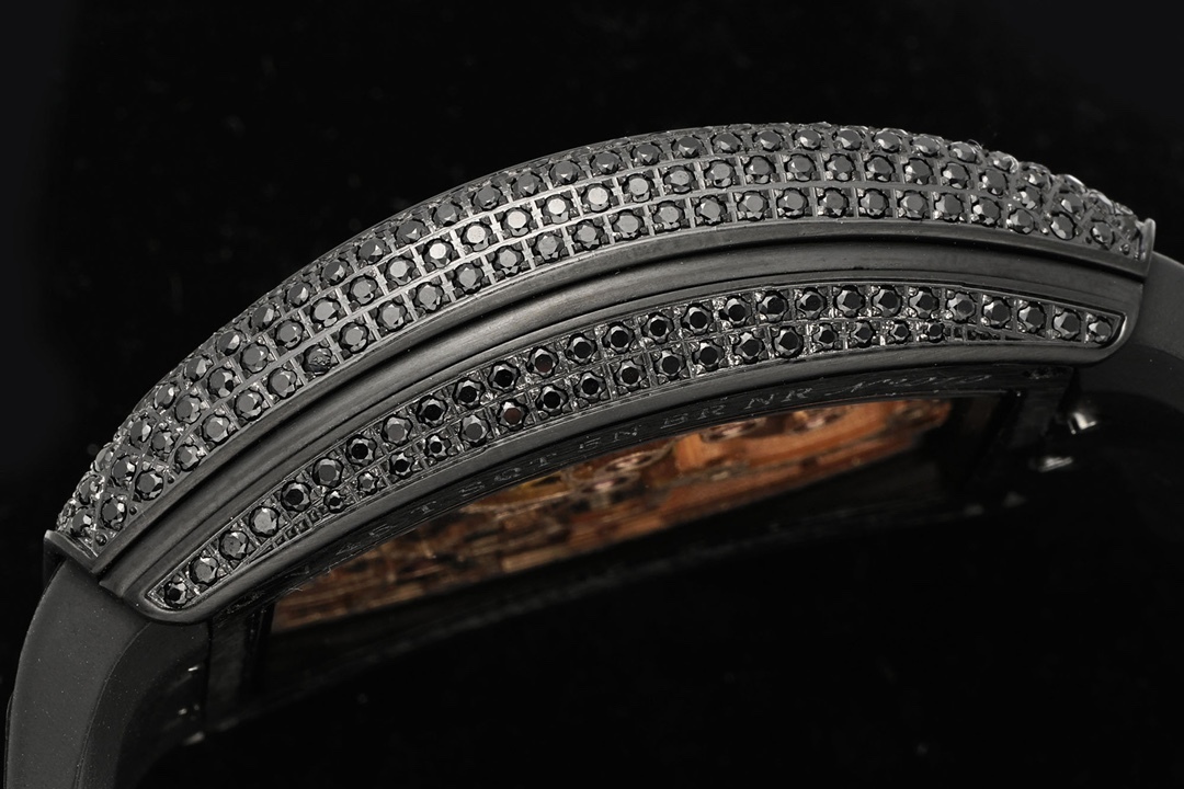 RMS最新款 頂級復刻 法蘭克穆勒V45 Vanguard陀飛輪系列 歷時多年研發機芯 
1 1:1 超級復刻原裝複雜法穆蘭陀飛輪機芯 細節完美到位 打造正品機芯獨具的雙發條盒 超薄工藝 
2超長72小時動力儲存 告別每天手動上鏈 高端玩家的定制款 把頭上鏈30個半圈 發條盒為滿 不需要過度上鏈 
3 千錘百鍊 316L精鋼表殼 超薄表殼 與原裝一致厚度 彎曲弧度 更加貼合手腕 佩戴舒適 
4 純正進口意大利小牛皮 貼合手感品質一流的進口氟橡膠錶帶 與正版全完通用互換
5瑞士工程師 原版機芯拆解 一比一甲