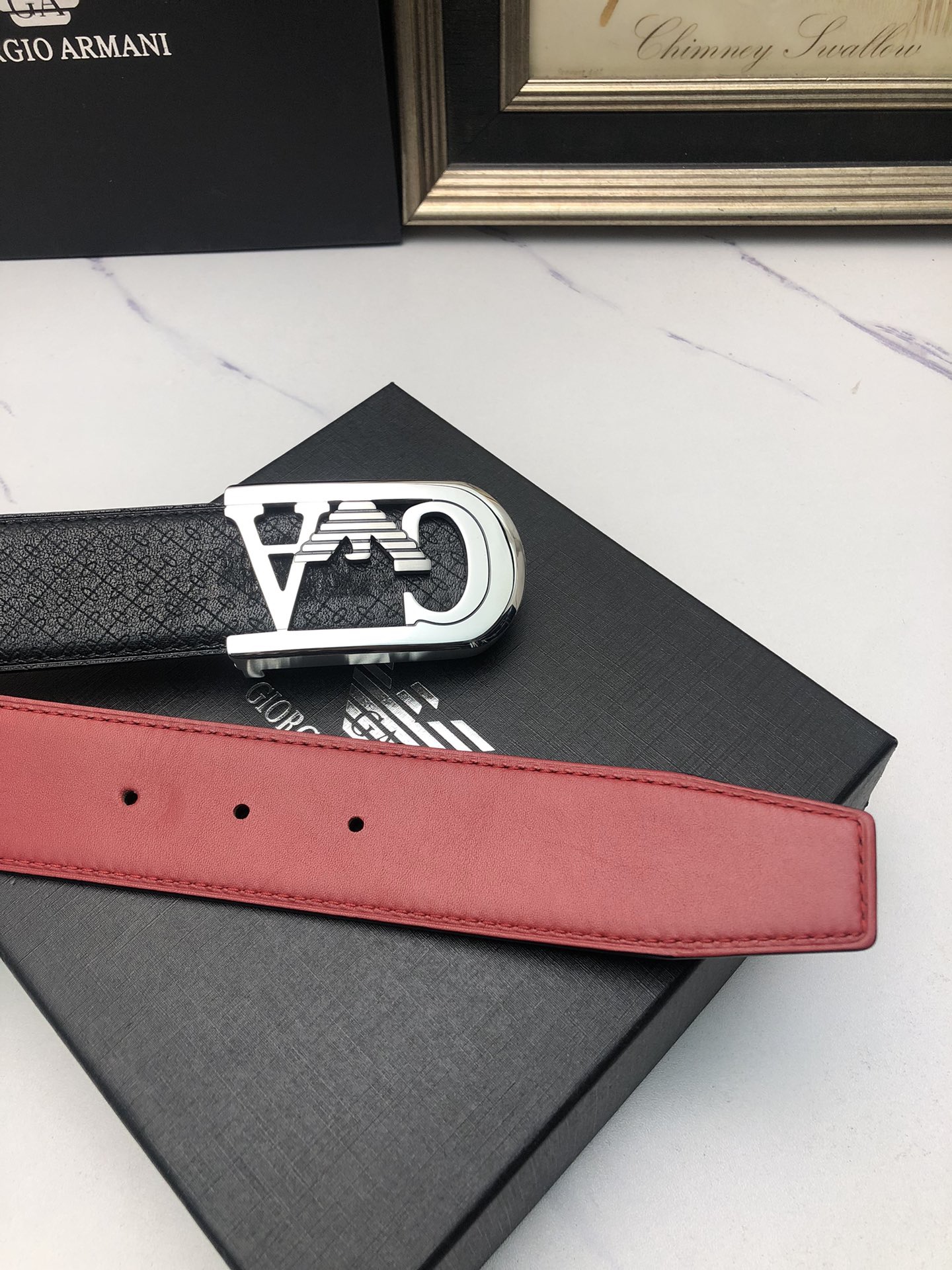 阿曼妮：原單頭層小牛皮燙印花紋，內襯平紋牛皮底，營造織紋外觀。飾以標誌原單扣。專櫃寬度4.0