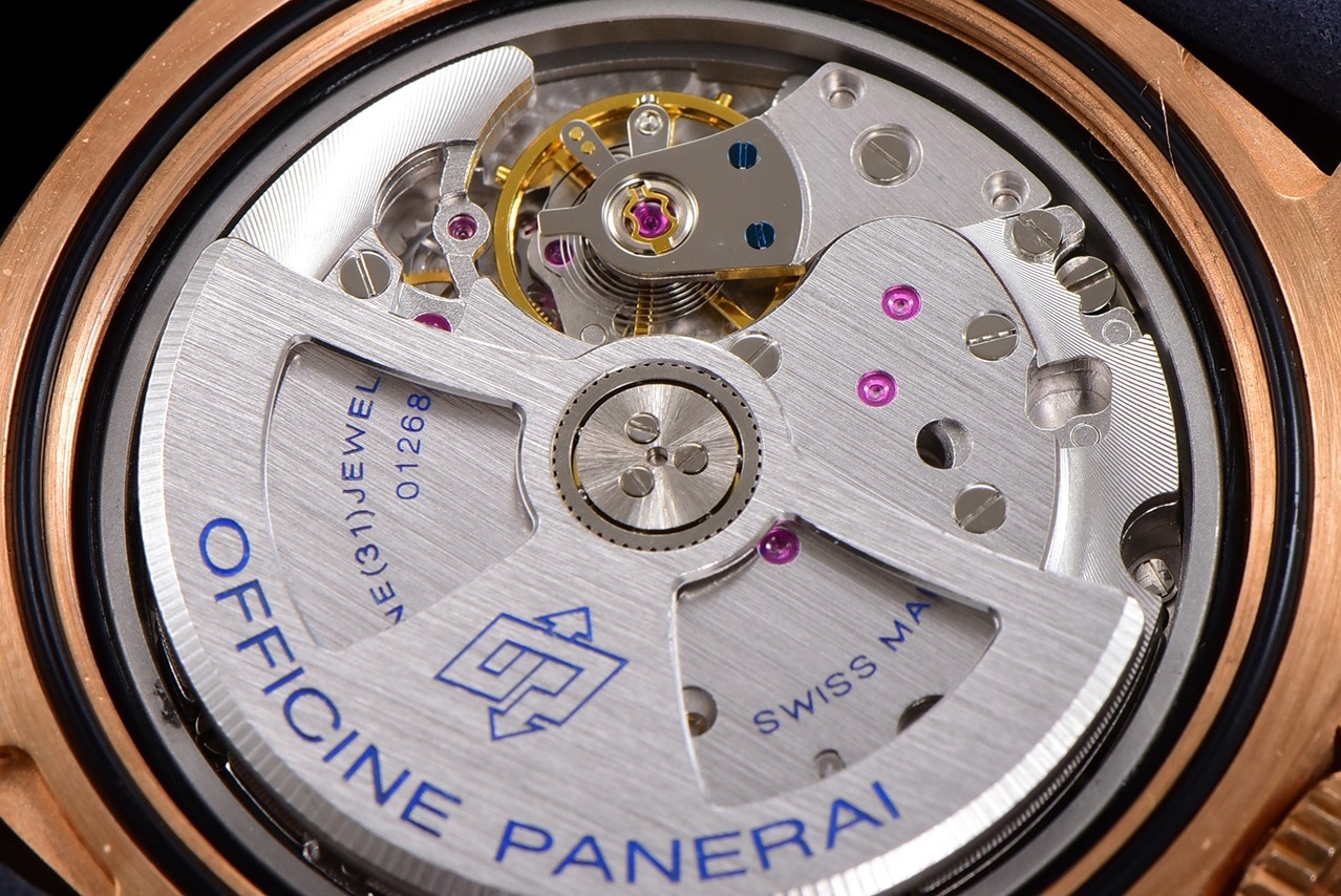 SB限量發行：沛納海潛行系列PAM01074腕表，青銅表殼搭配藍色意大利進口小牛皮錶帶，啞光藍色錶盤，棒狀及圓點時標以米色Super-LumiNova™夜光塗層塗覆，綠色夜光顯示，搭載P.900型自動機械機芯，42毫米。