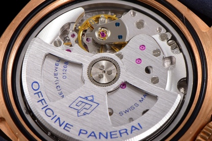 SB限量發行：沛納海潛行系列PAM01074腕表，青銅表殼搭配藍色意大利進口小牛皮錶帶，啞光藍色錶盤，棒狀及圓點時標以米色Super-LumiNova™夜光塗層塗覆，綠色夜光顯示，搭載P.900型自動機械機芯，42毫米。