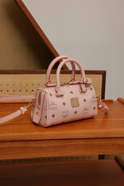 𝗠𝗖𝗠 𝗔𝗿𝗲𝗻 𝗘𝗦𝗦𝗘𝗡𝗧𝗜𝗔𝗟
霧霾粉𝗠𝗶𝗻𝗶#波士頓枕頭包

·Cp獨家®️老花滿印
🉑️單肩🉑️斜挎🉑️手擰
這款mini波士頓包對經典風格進行了全新演繹，採用淡粉色設計，是一款誕生於慕尼黑黃金時代的高端旅行包袋。經典Visetos材料製成，表達了向MCM根植於旅行理念的致敬。其外型讓人聯想起週末旅行包，採用乾淨利落的線條設計，並配有方便開啓的加長拉鍊。做工精細，一絲不苟，頂部提手由手工進行纏繞、針縫和邊緣上漆。
