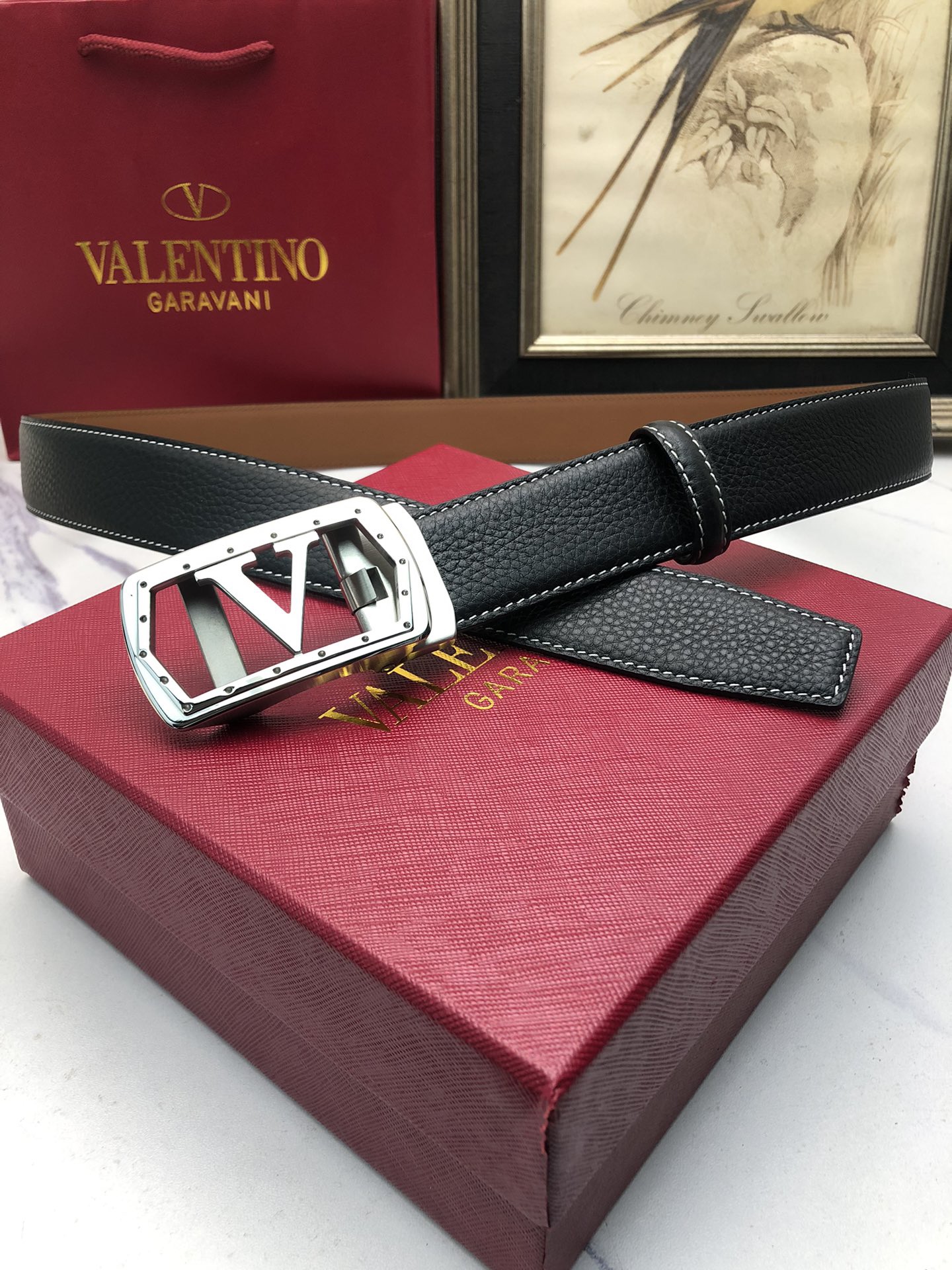 華倫天奴：原單頭層牛皮荔枝紋面，內襯頭層小牛皮底，搭配原單自動扣，可裁剪的自動帶，此款腰帶面雙採用意大利原定廠制進口牛皮帶身 ，對專版櫃足寬3.5