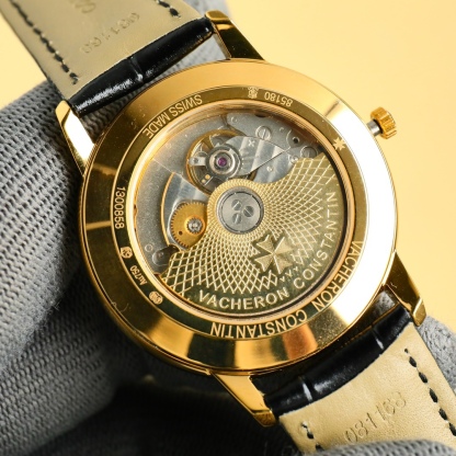 
最新款推薦   市場最高復刻 V4升級版本 江詩丹頓VC傳承系列85180腕表！
1⃣️【表殼】尺寸40MMX9MM，完美圓形的表殼，搭配微孤式表耳設計，使之更加貼合佩戴者的手腕。每一個成品殼套，都需經過MK嚴格的質量把控，方能還原正品獨特的質感。
2⃣️【機芯】9015鋼輪等部件均由MK制表師精工裝飾，自動擺陀更是鍍有18k金，最大限度呈現原裝精湛的工藝水平。
3⃣️【表鏡】前後兩片藍寶石玻璃鏡面，均有防眩暈鍍膜處理。
4⃣️【錶帶】雙層意大利小牛皮，搭配馬耳他十字針扣。