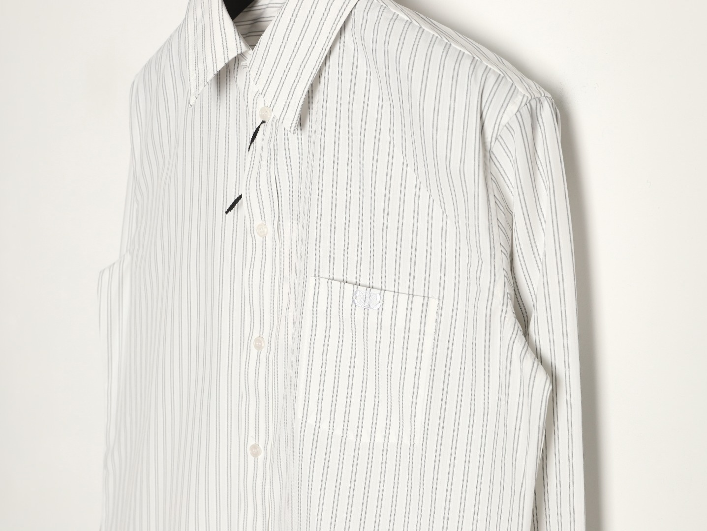 🔝CELINE賽琳CE 凱旋門竪條紋刺繡長袖襯衫
採用100%天然棉花纖維，無任何化纖混紡，從源頭確保面料的純淨度。棉纖維內部的中空結構形成天然“空氣通道”，使面料具備優異的透氣性。空氣可自由流通於纖維間隙，快速排出體表濕氣與熱量，即使長時間穿著也能保持乾爽，避免悶熱黏膩感。同時吸濕性遠超合成纖維。當人體出汗時，面料能迅速吸收汗液並擴散至表面，通過空氣流動加速蒸發，實現“吸濕-釋放”的動態平衡，保持肌膚乾爽舒適。
繡花機以棉線勾勒標誌，針腳細密均勻，確保線條流暢清晰，形成飽滿的立體肌理。刺繡