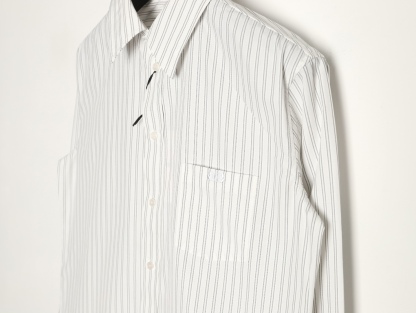 🔝CELINE賽琳CE 凱旋門竪條紋刺繡長袖襯衫
採用100%天然棉花纖維，無任何化纖混紡，從源頭確保面料的純淨度。棉纖維內部的中空結構形成天然“空氣通道”，使面料具備優異的透氣性。空氣可自由流通於纖維間隙，快速排出體表濕氣與熱量，即使長時間穿著也能保持乾爽，避免悶熱黏膩感。同時吸濕性遠超合成纖維。當人體出汗時，面料能迅速吸收汗液並擴散至表面，通過空氣流動加速蒸發，實現“吸濕-釋放”的動態平衡，保持肌膚乾爽舒適。
繡花機以棉線勾勒標誌，針腳細密均勻，確保線條流暢清晰，形成飽滿的立體肌理。刺繡