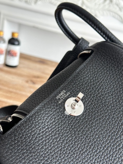 琳迪lindy 19cm	
Tc皮 蜜蠟線半手工縫製
lindy19保留了琳迪包所有細節的完整設計，側口袋、拉鍊等全部都是經典的設計√
這只小可愛暴擊了多少人的少女心