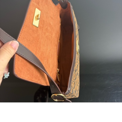
【新品】COACH/蔻馳奧萊女士ETTA25號翻蓋單肩包腋下包高級通勤 CCV65尺寸25*13.5*6