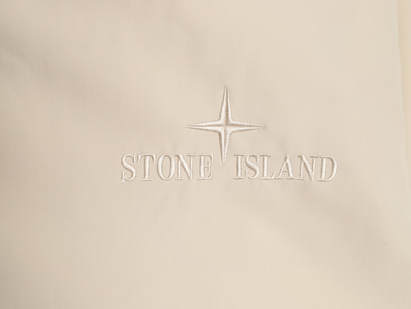 Stone Island/石頭島 24ss 手臂刺繡羅盤衝鋒衣外套
石頭島春季最熱單品 超級吸睛的一款衝鋒衣外套 一眼就能愛上 採用梭織防風防水面料 手感細膩順滑 寬松連帽的版型  水洗標一應俱全 細節滿滿的一款衝鋒衣 大廠代工 品質可靠 

-略帶復古感的機能衝鋒衣 城市徒步 戶外穿行都很出挑 男女都可以駕馭的一款潮流單品 
Color：黑色
A Size：S-XXL