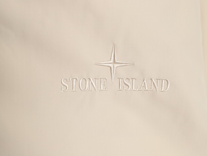 Stone Island/石頭島 24ss 手臂刺繡羅盤衝鋒衣外套
石頭島春季最熱單品 超級吸睛的一款衝鋒衣外套 一眼就能愛上 採用梭織防風防水面料 手感細膩順滑 寬松連帽的版型  水洗標一應俱全 細節滿滿的一款衝鋒衣 大廠代工 品質可靠 

-略帶復古感的機能衝鋒衣 城市徒步 戶外穿行都很出挑 男女都可以駕馭的一款潮流單品 
Color：黑色
A Size：S-XXL