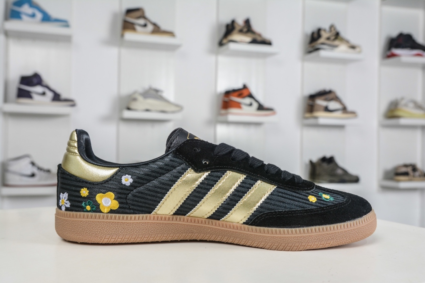 adidas originals SAMBA OG W 此款鞋延續了橡膠外底和經典款式的傳統。
貨號：IH1331
Size：35 36 36.5 37 38 38.5 39 40 40.5 41 42 42.5 43 44 44.5 45