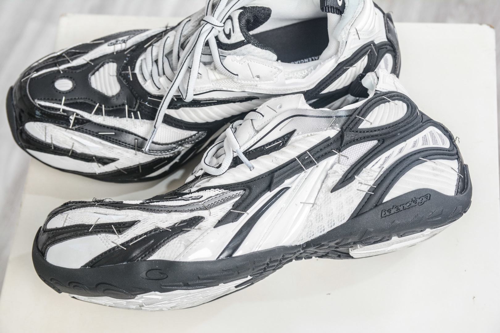 Balenciaga 巴黎世家 訂書釘 23代 Soleless 圓頭系帶 低幫 黑白色
貨號：841506 WOYX0 1910
尺碼： 39 40 41 42 43 44